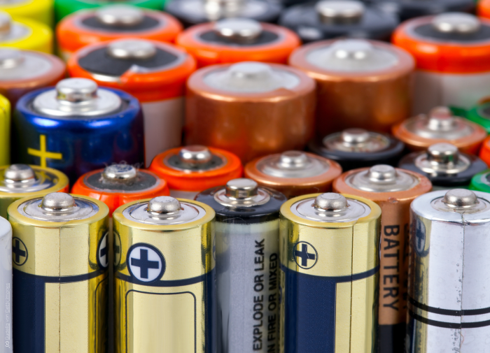 Auf dem Bild sind Batterien in unterschiedlichen Farben dargestellt
